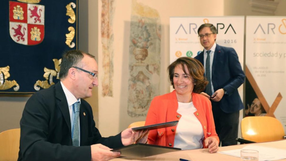 La consejera de Cultura y Turismo, María Josefa García Cirac, y el rector de la Universidad de Valladolid, Daniel Miguel, firman un convenio para convocar el Premio Internacional de Patrimonio dirigido a estudiantes de Arquitectura.-ICAL