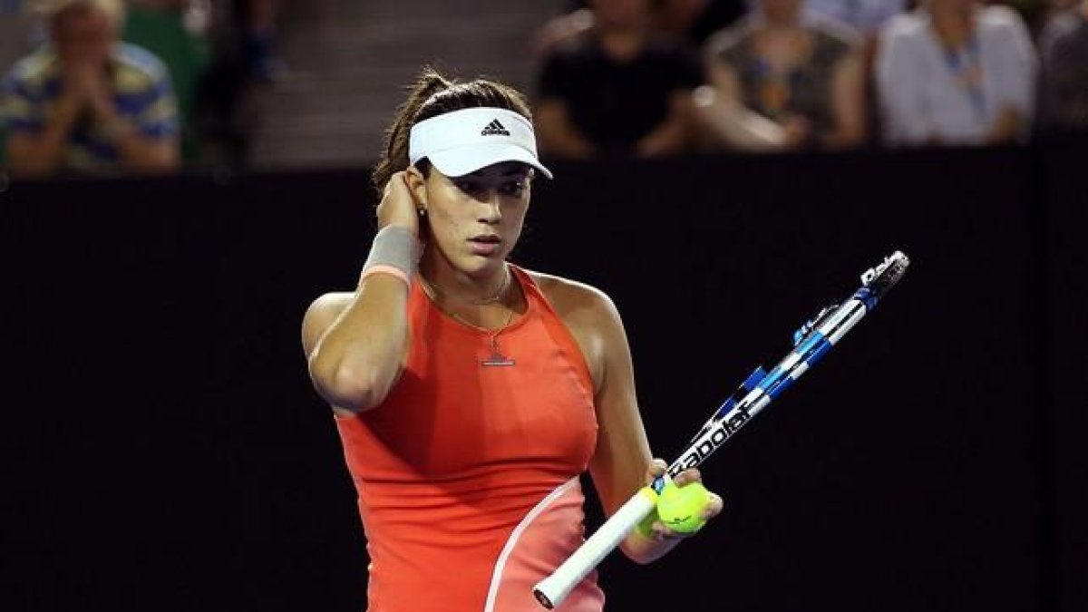 Muguruza se prepara para sacar contra la checa Barbora Strycova.-EFE / DAVID CROSLING