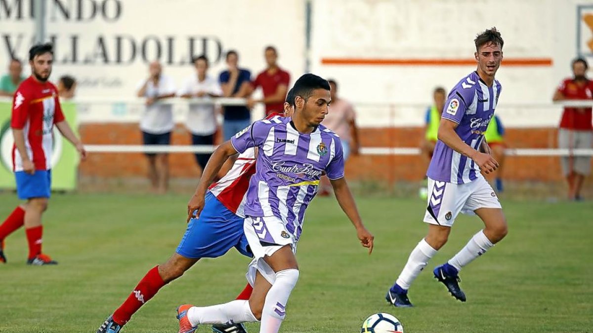 Anuar dirige el balón durante el amistoso que enfrentó alRealValladolid con el Atlético Tordesillas.-PABLO REQUEJO