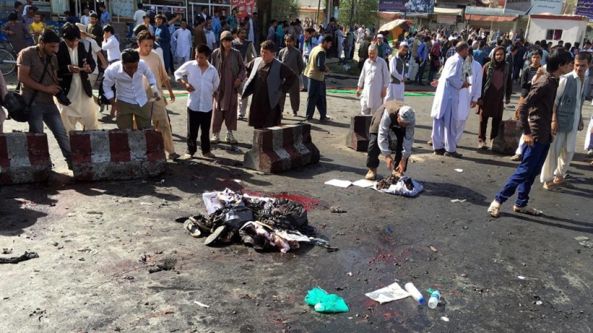 Restos del atentado suicida en que han muerto 20 personas en Kabul.-HEDAYATULLAH AMID / KABU