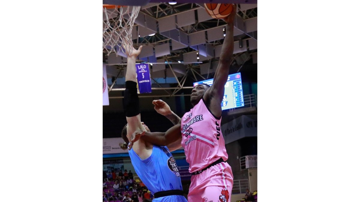 Bartley se dispone a hacer un mate en presencia del belga Thomas De Thaey.-J. M. LOSTAU