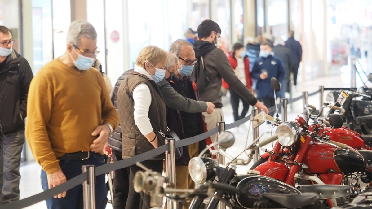 Exposición de motos antiguas en el centro comercial Vallsur. PHOTOGENIC