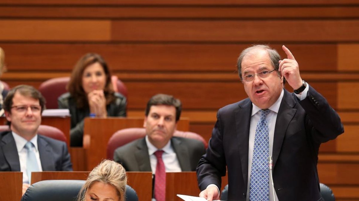 El presidente de la Junta, Juan Vicente Herrera, ayer en las Cortes. A su derecha, Rosa Valdeón.-ICAL