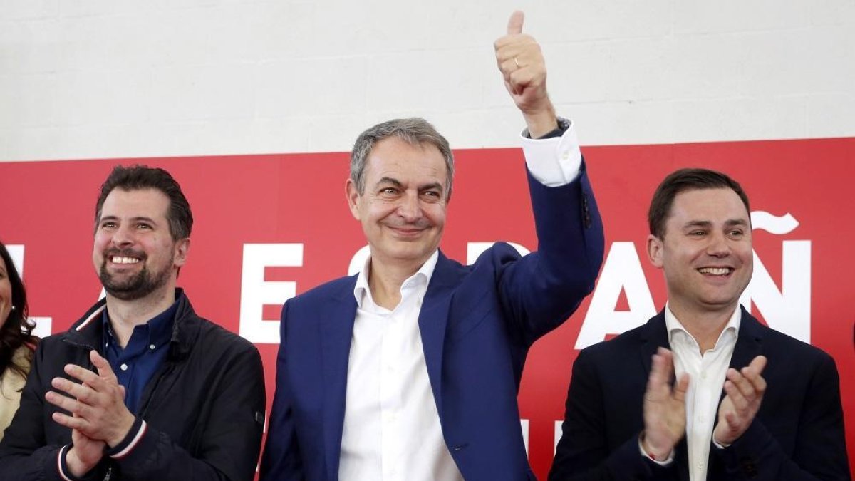 El ex presidente del Gobierno José Luis Rodríguez Zapatero participa en el cierre de campaña del PSOE de Castilla y León en la capital leonesa. Junto a él, el cabeza de lista al Congreso, Javier Alfonso Cendón y el candidato a la presidencia de la Junta,-ICAL