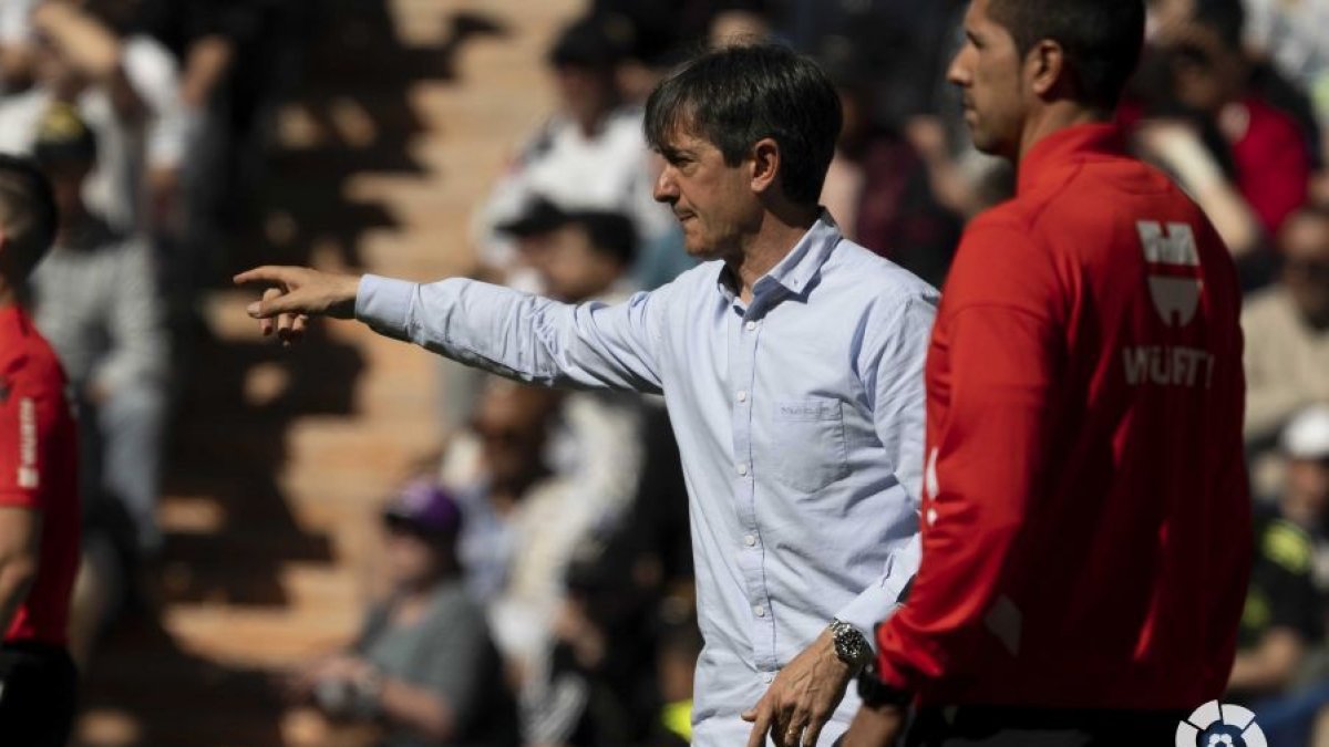 Pacheta da indicaciones en el Bernabéu. / LA LIGA