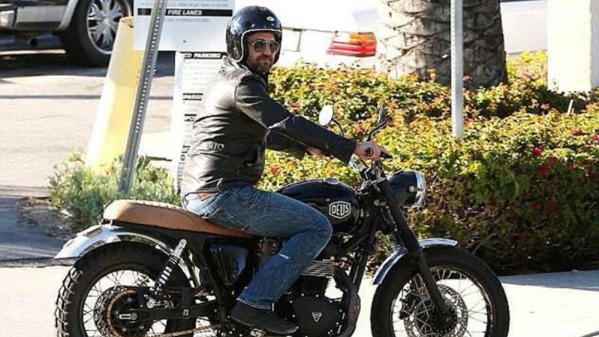 El actor Gerard Butler, a lomos de su motocicleta.-EL PERIÓDICO