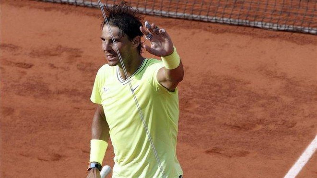 El cable de la llamada cámara-araña, justo delante de Rafa Nadal, al final del partido contra Londero. /-EFE