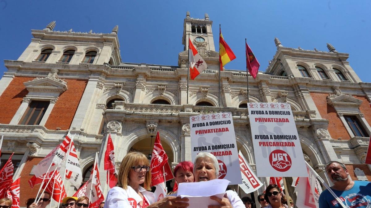 Trabajadoras de ayuda a domicilio en la huelga convocada el 9 de julio en la Plaza Mayor de Valladolid .-E. M.