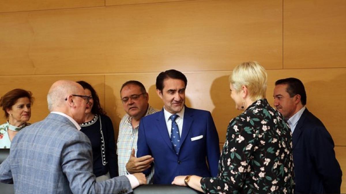 El consejero de Fomento y Medio Ambiente, Juan Carlos Suárez-Quiñones, comparece en las Cortes para explicar el operativo anti incendios-Miriam Chacón / ICAL