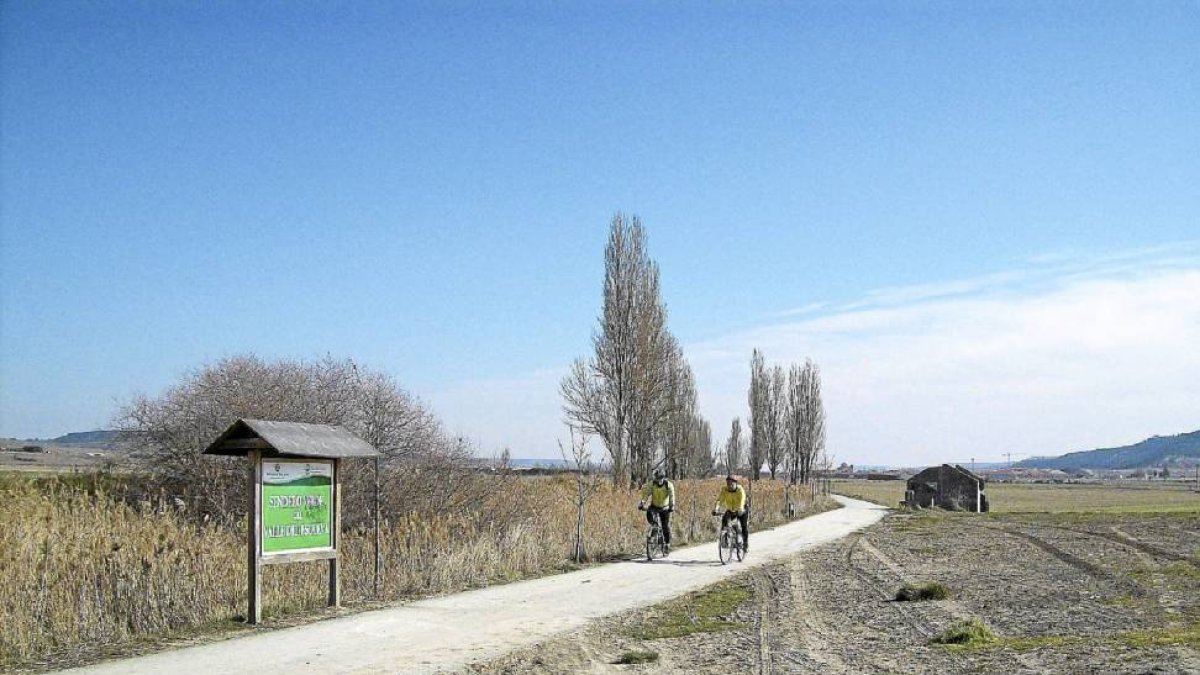 Dos ciclistas disfrutan del Sendero Verde que discurre entre Renedo y Villanueva de los Infantes-El Mundo