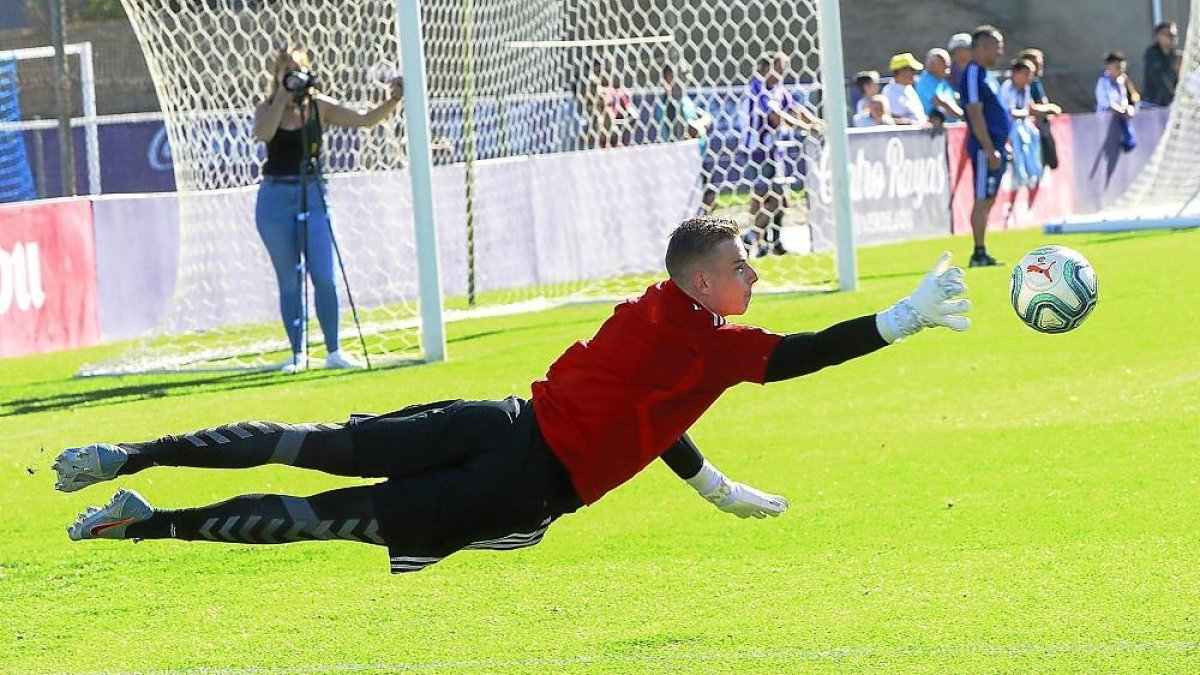 El ucraniano Lunin se estira para despejar un balón.-J.M. LOSTAU