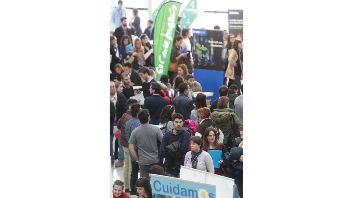 Estudiantes en el Foro Empleo de la UBU este año en el Fórum-R. OCHOA