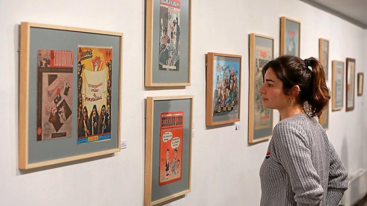 Una joven observa una imagen de la exposición, ayer, en la Casa Revilla.-J. M. LOSTAU
