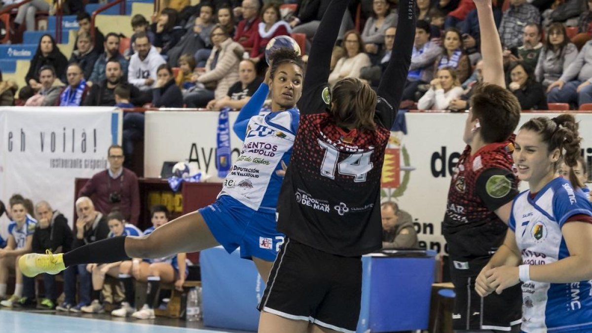 Joana Bolling lanza ante la ‘torre’ del Canyamelar Valencia, Nagore Saenz.-PABLO REQUEJO