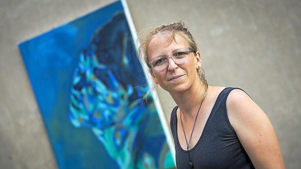 Emily Kirby junto a una de sus obras en Patio Corsario.-MIGUEL ÁNGEL SANTOS