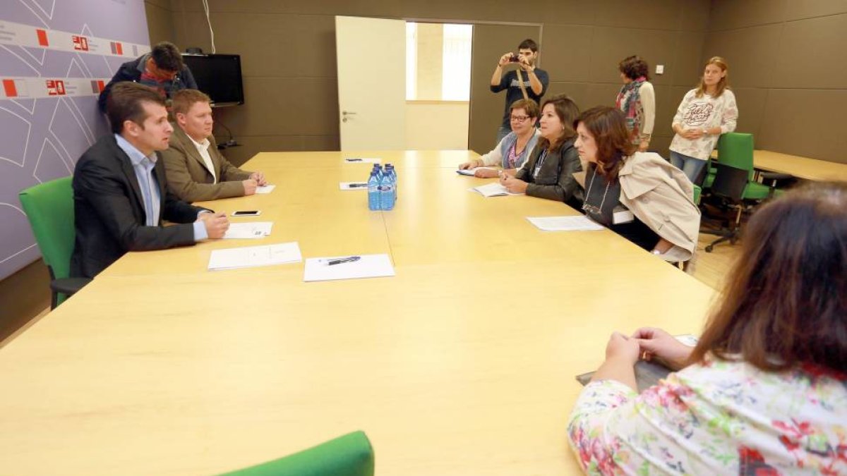 El secretario general del PSOE de Castilla y León, Luis Tudanca, se reúne con representantes de los orientadores laborales despedidos del ECYL-ICAL