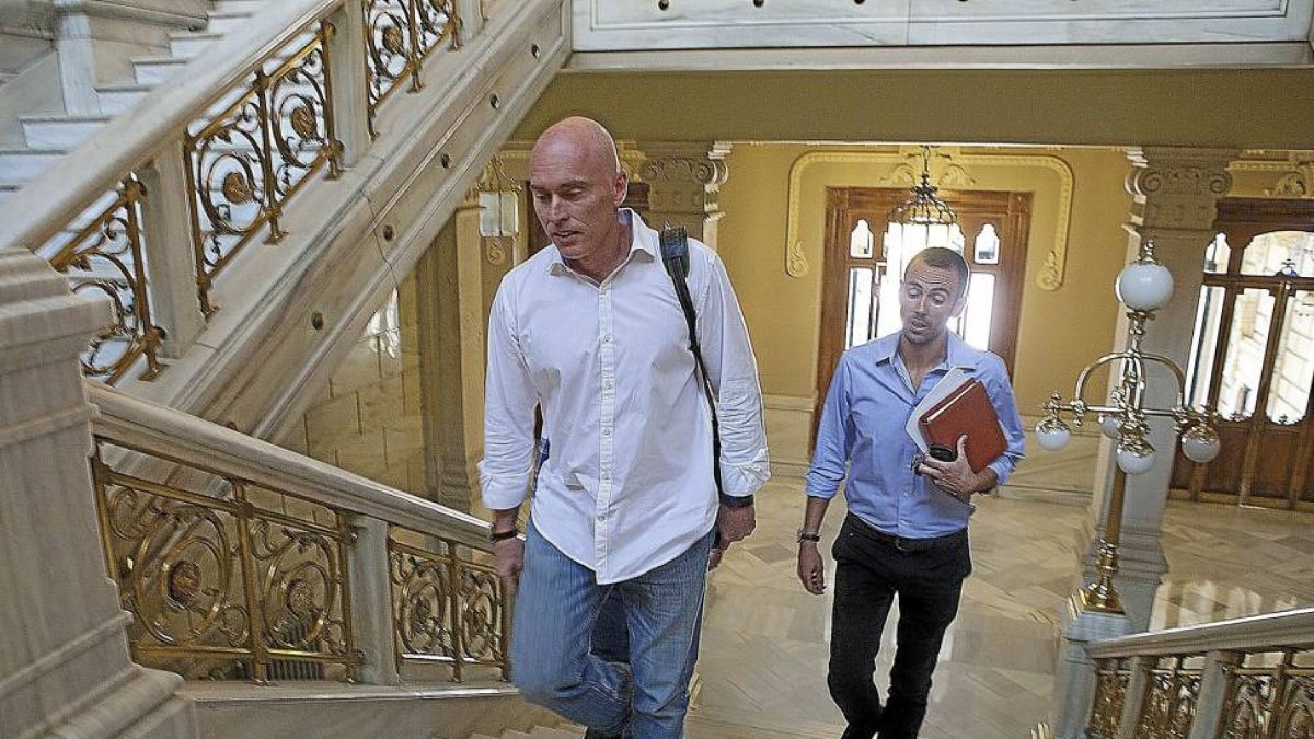 Mike Hansen y Javier Casado subiendo las escaleras del Ayuntamiento.-José C. Castillo