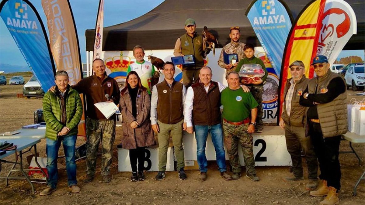Enrique Navarro, en lo más alto del podio del XIV Campeonato de España de Vuelo Harris a Faisán.