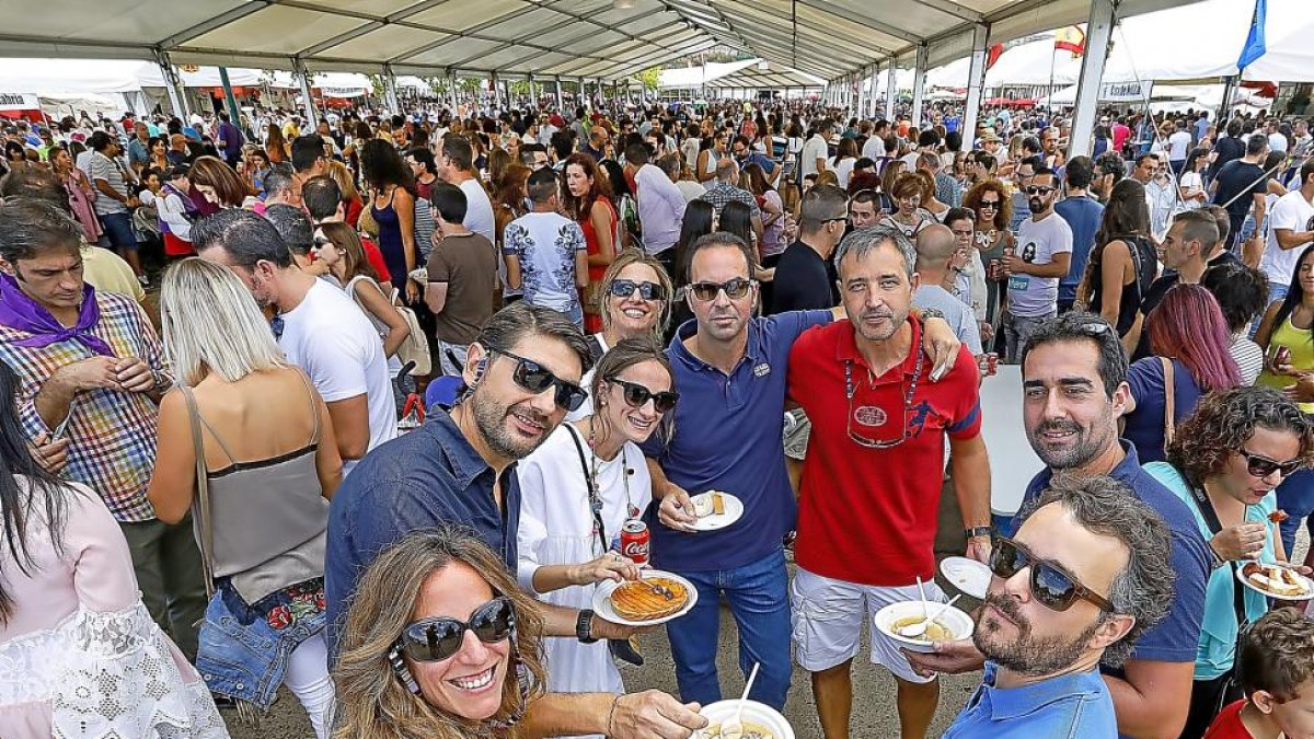 Vista general de la Feria de Folklore y Gastronmomía a las dos de la tarde de ayer.-J.M. LOSTAU