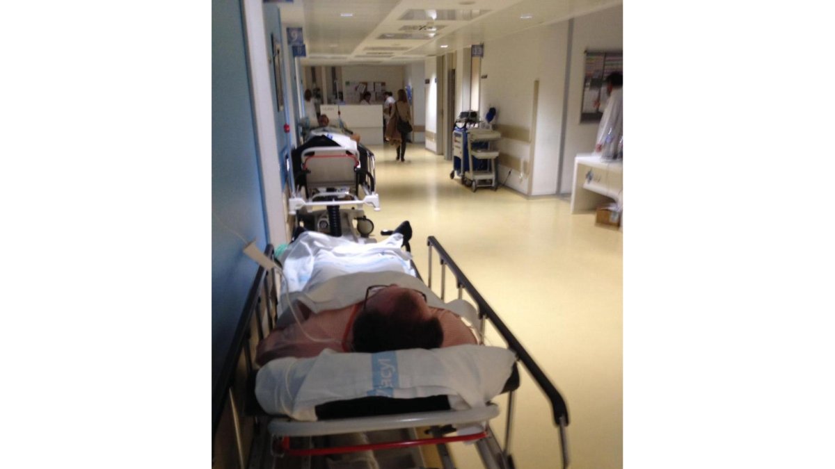 Pacientes hacinados esta semana en los pasillos del servicio de urgencias del Hospital Clínico de Valladolid.-E.M.