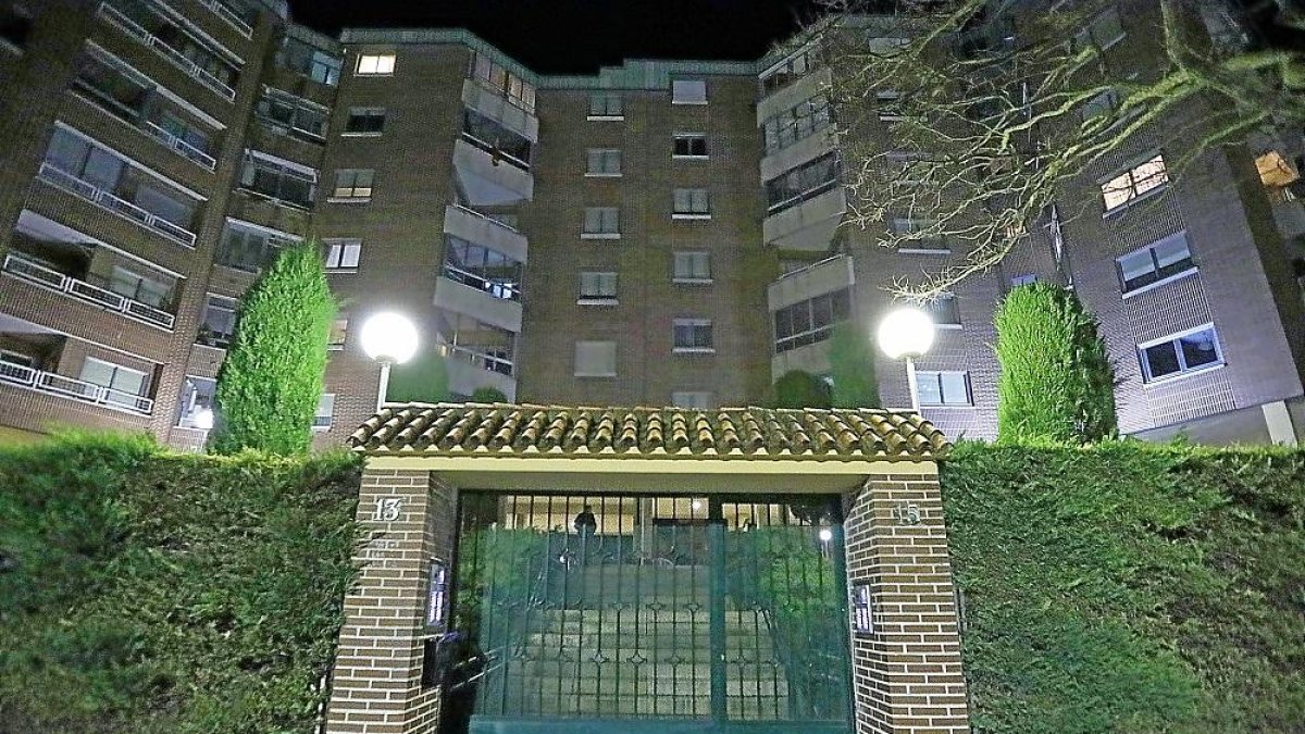 Portal de la calle Federico Landrove, el día del hallazgo del cadáver.-J.M. LOSTAU