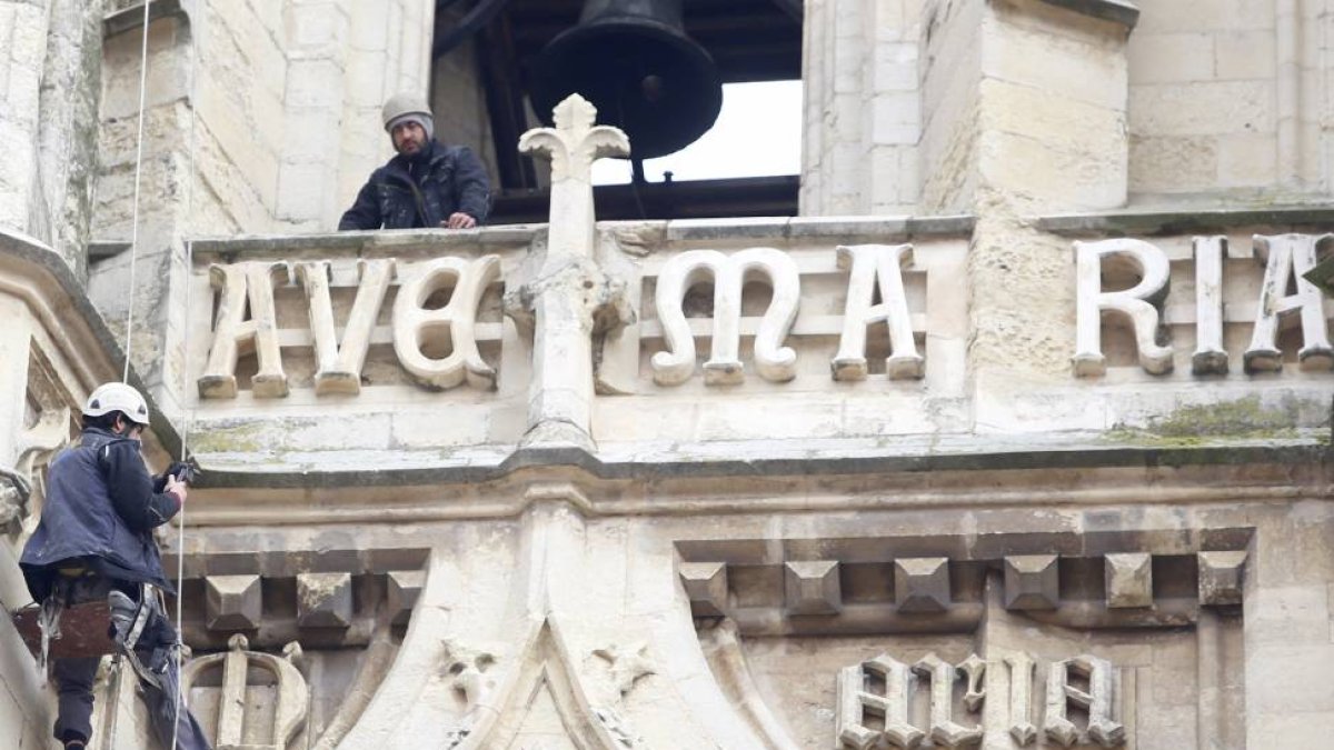 Descenso por la torre sur de la Catedral de León de un equipo técnico especializado en trabajos verticales, tras el desprendimiento de un vierteaguas-Ical