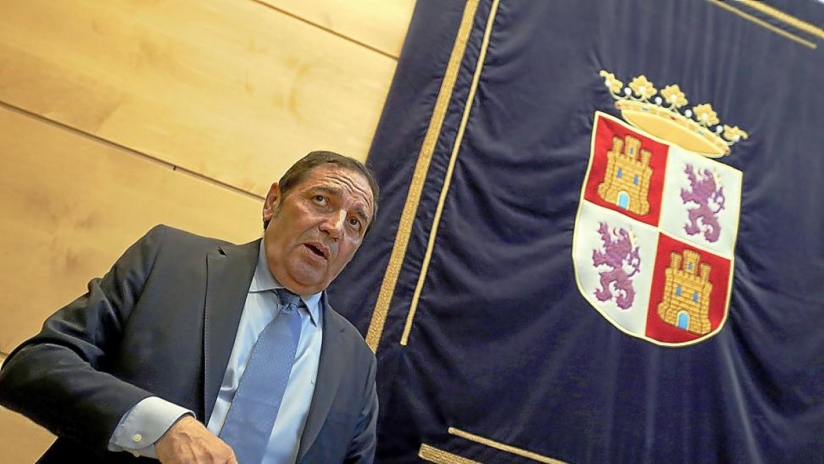 El consejero de Sanidad, Antonio Sáez, minutos antes de empezar su intervención.-ICAL