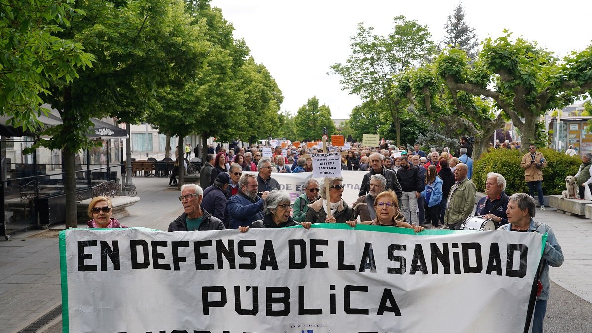 Varios cientos de personas participan en Valladolid en una manifestación en defensa de la Sanidad pública. -ICAL