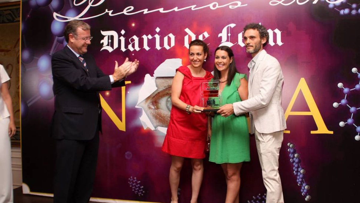 El alcalde de León, Antonio Silván (I), entrega uno de los los premios Innova del Diario de León-ICAL