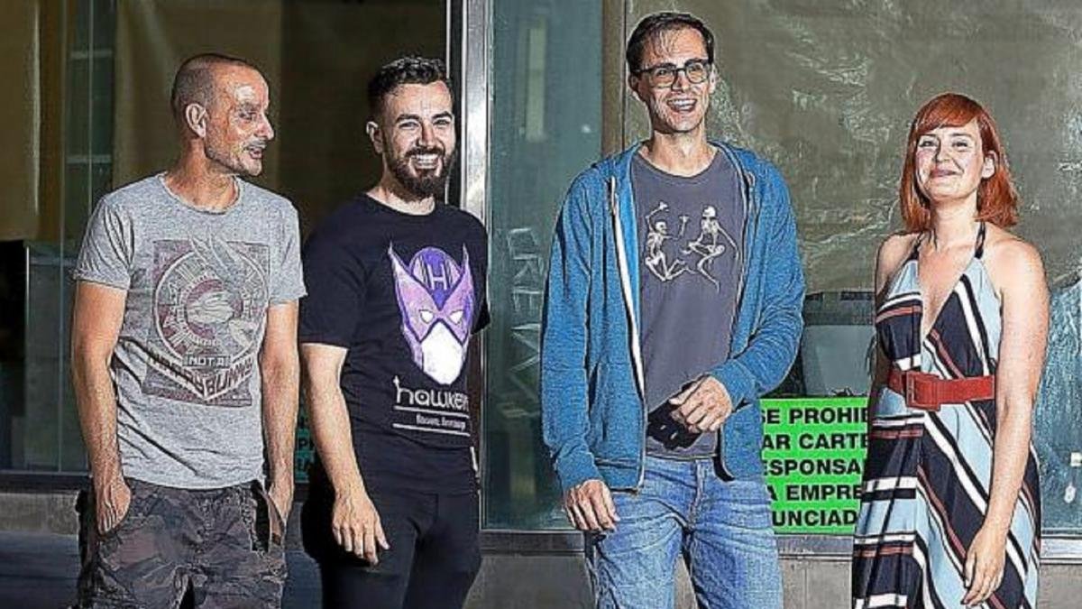 Raúl Allén y Patricia Martín en una imagen de archivo junto a uno de sus trabajos para la serie ‘Secret weapons’ de Valiant.-PABLO REQUEJO / E. M.