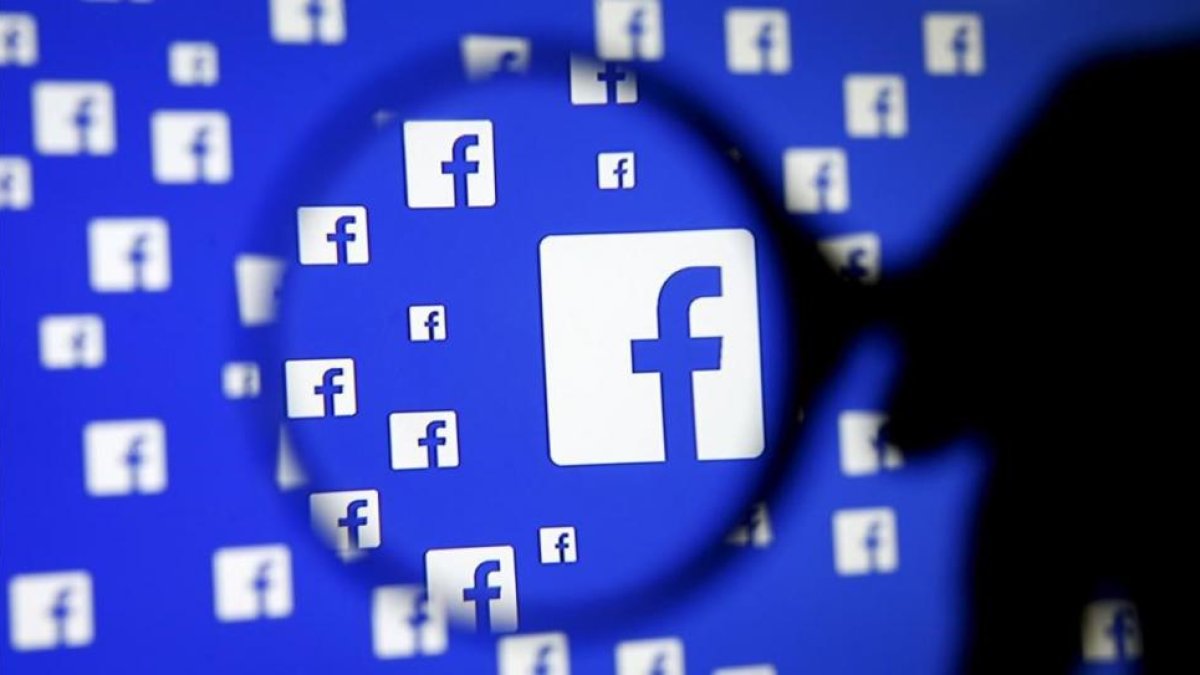 Logos de Facebook.-REUTERS