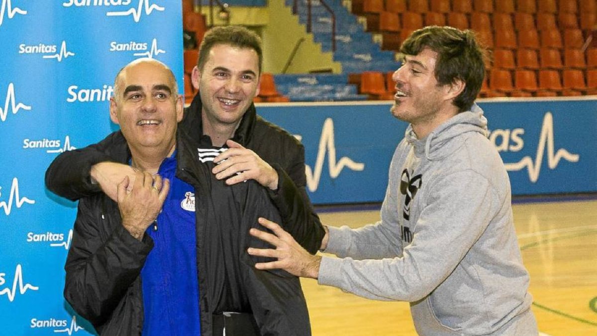 Raúl González abraza a Pastor durante un 'clinic' que ambos ofrecieron en Valladolid la pasada Navidad-Pablo Requejo