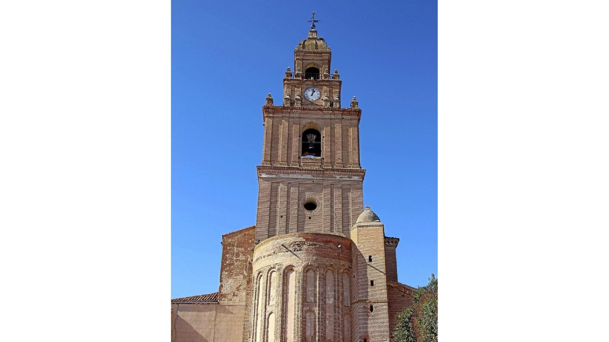 Torre de la iglesia de San Boal, en Pozaldez. A la derecha, detalle de San Pedro, de Villagarcía de Campos.-M.T.