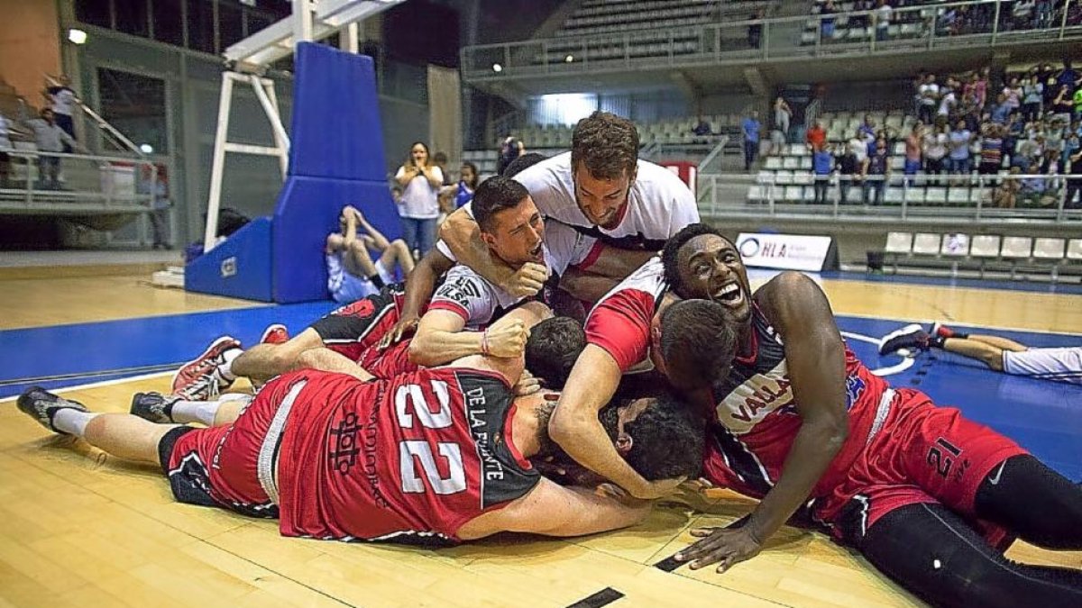 Los jugadores del Comercial Ulsa celebran el triunfo sobre la cancha del polideportivo alicantino-R. GRÁFICO: LOF