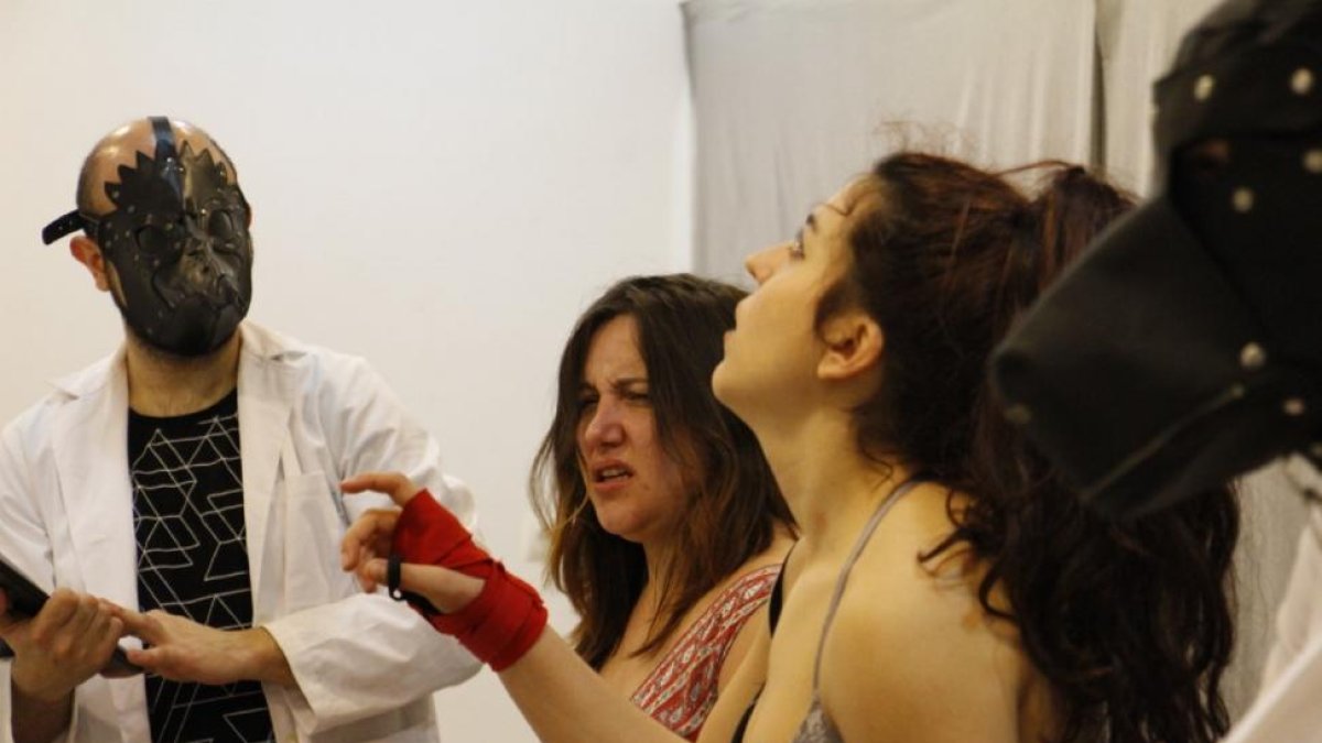 Un momento de los ensayos de ‘Psicosis 4:48’ que se presentará el día 22 en la Sala Negra del LAVA.-JESSICA BURGOS