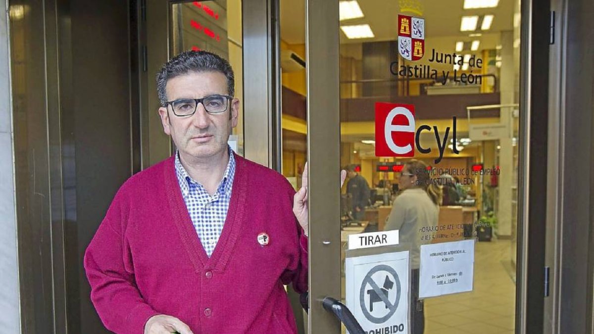 José Antonio Nicolás a la puerta del Ecyl.-Lostau