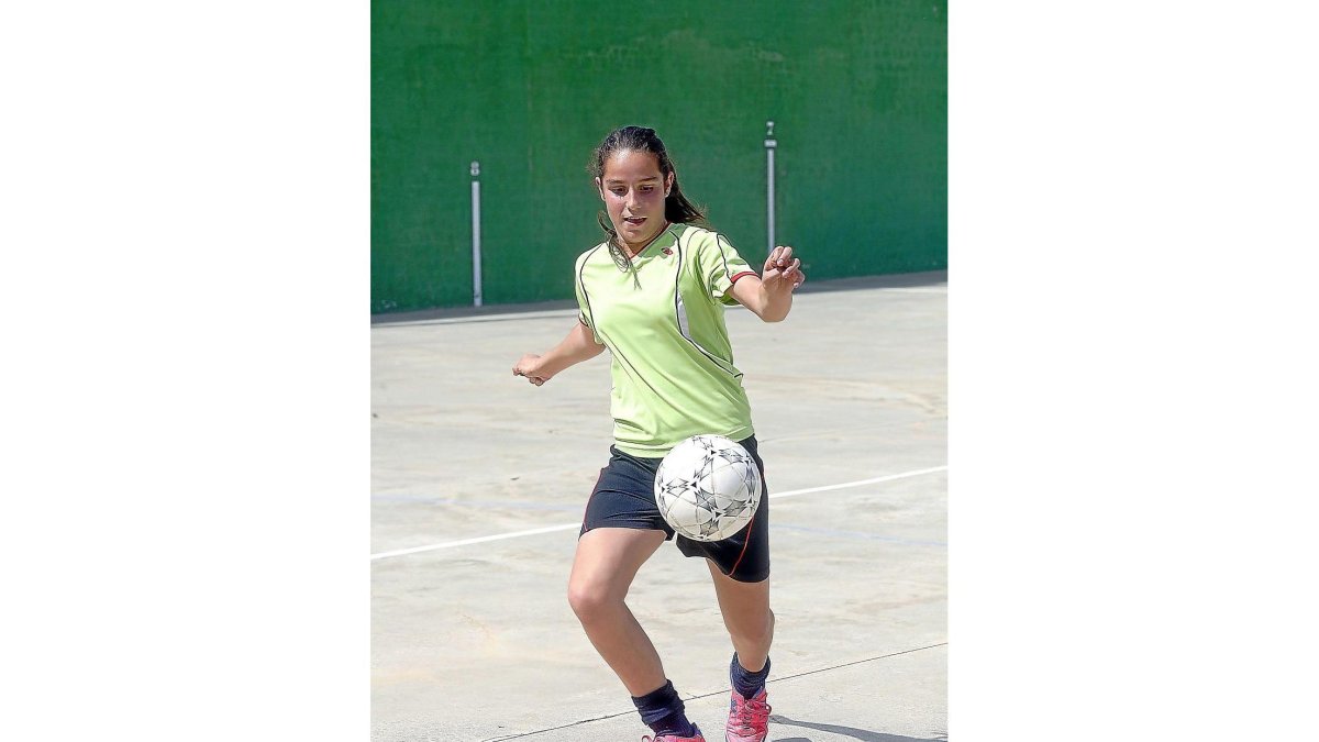 Marta, la joven futbolista.-ICAL