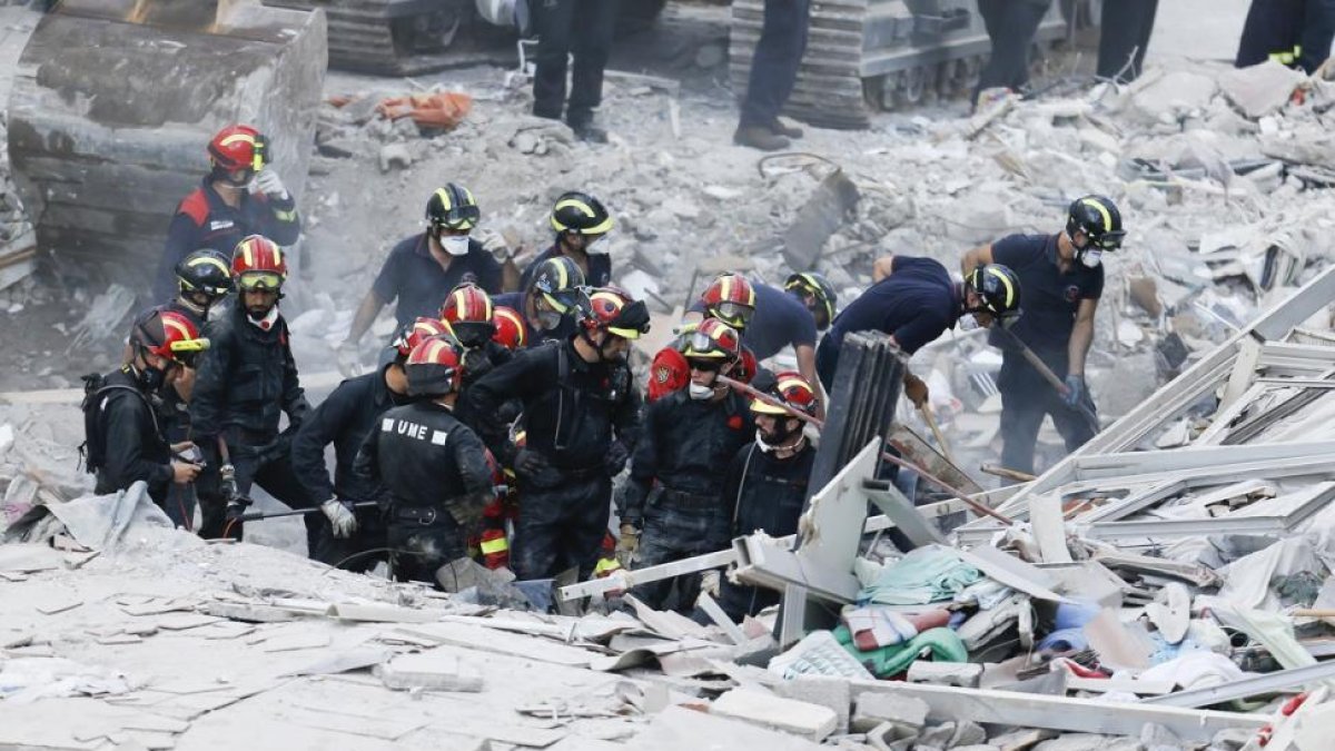 Los equipos de rescate trabajando en los escombros del edificio de Los Cristianos (Tenerife), este viernes.-SANTIAGO FERRERO / REUTERS