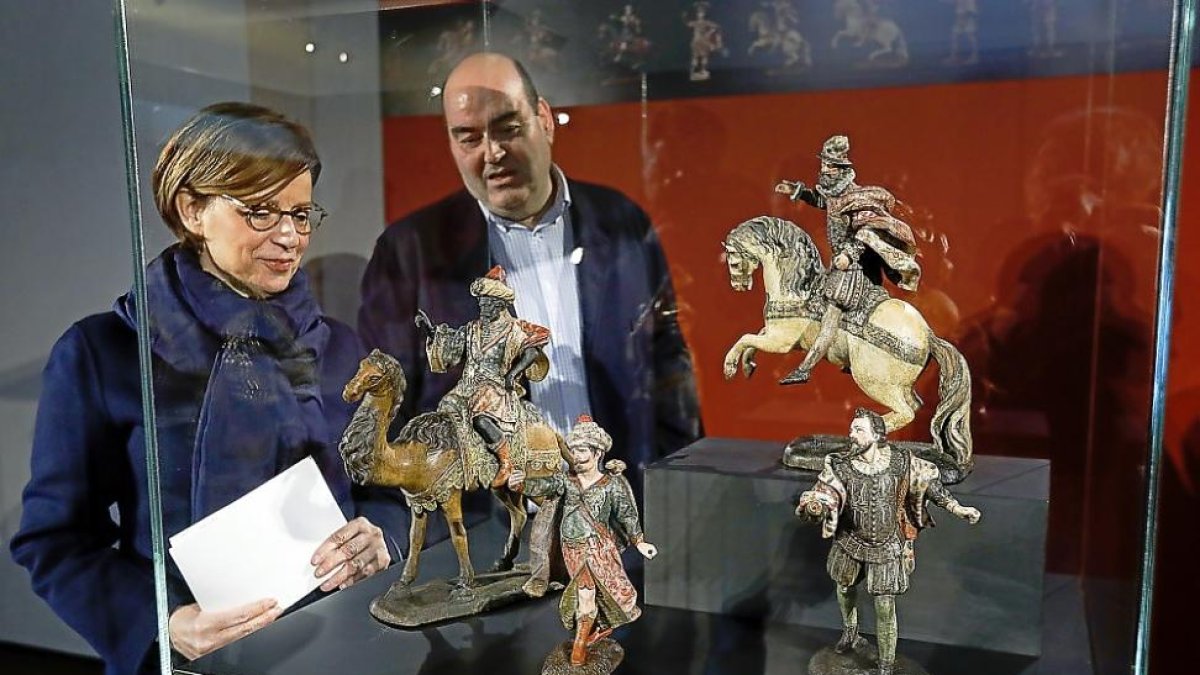 María Bolaños y Miguel Ángel Marcos contemplan las piezas expuestas en el ‘Rincón Rojo’.-J. M. LOSTAU