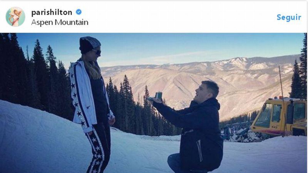 Paris Hilton besa a su novio, Chris Zylka, tras recibir su propuesta de matrimonio.-/ INSTAGRAM