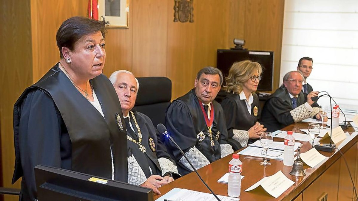 Soledad Martín durante su discurso seguido con atención por Asunción, Sánchez Melgar, Rey, Trebolle y Raúl, el secretario de la Fiscalía de Valladolid.-PHOTOGENIC
