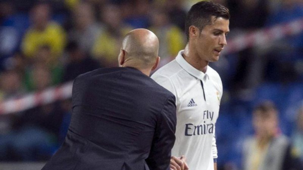 Zidane saluda a Cristiano ante la indiferencia de este en el momento de sustituirle en Las Palmas.-QUIQUE CURBELO