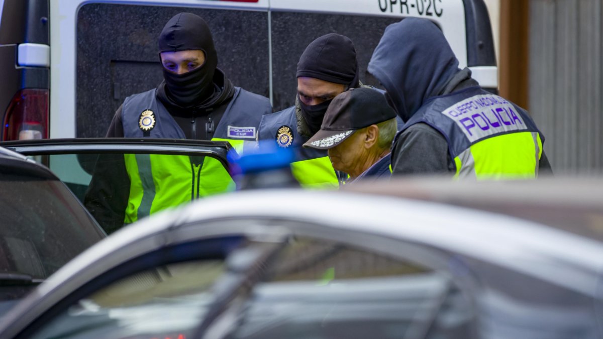 Despliegue policial en Miranda de Ebro en Burgos por las cartas bomba que salieron de Burgos y pasaron por Valladolid.-ICAL