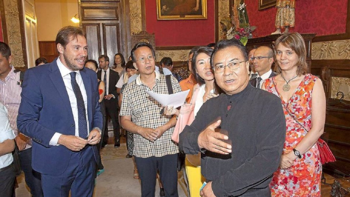 uente y el responsable de la delegación china, Duan Yueqing, junto a la presidenta de la CVE, Ángela de Miguel, en el Ayuntamiento.-Pablo Requejo