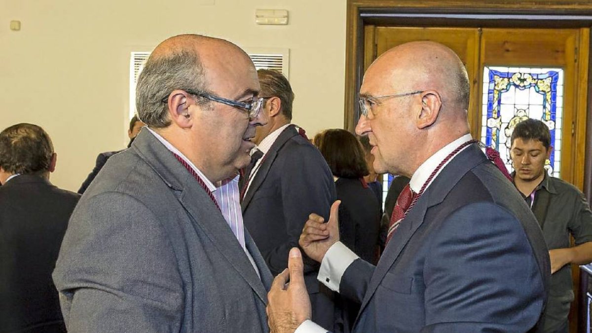 El portavoz de Toma la Palabra, Salvador Arpa, charla con Jesús Julio tras la toma de posesión.LAURA G. ESTRADA  VALLADOLID Todos los grupos que componen la Diputación tendrán asiento reservado en la Junta de Gobierno de la institución como muestra de par-Miguel Ángel Santos