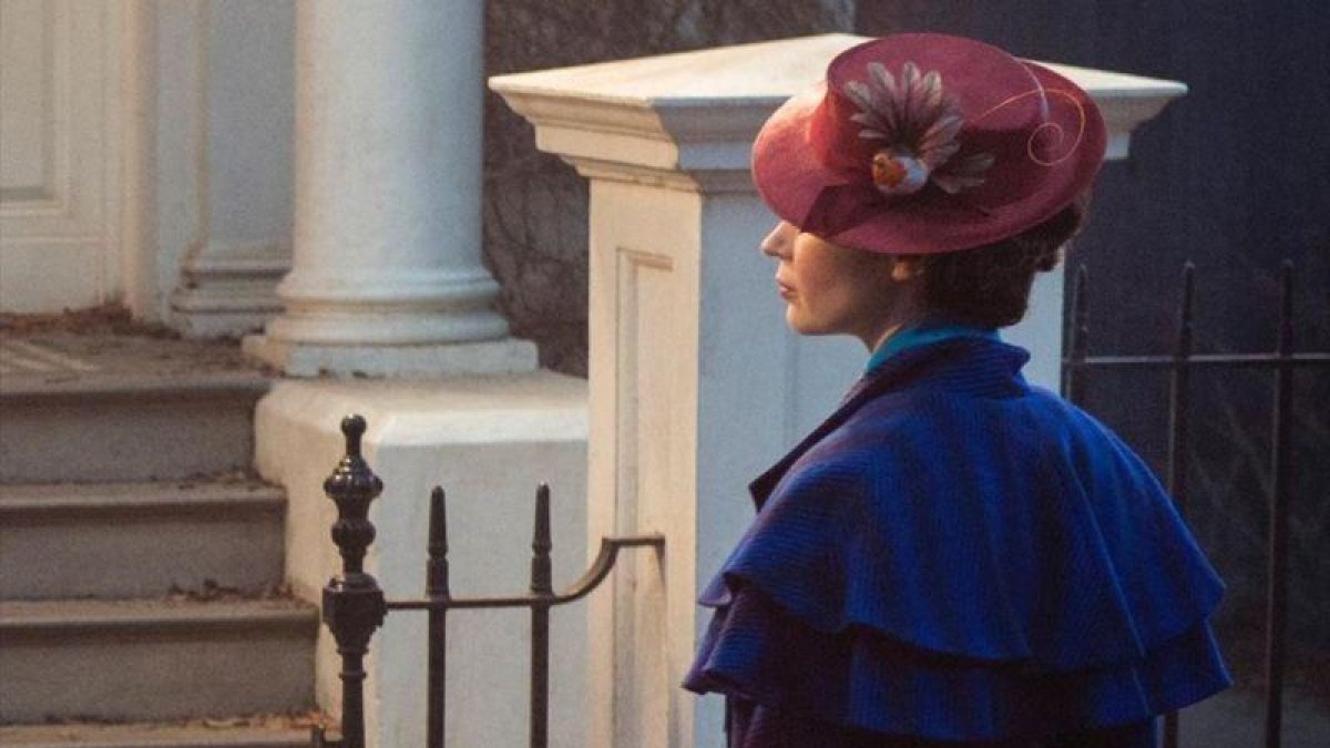 Emily Blunt, como Mary Poppins, frente al hogar de la familia Banks.-WALT DISNEY