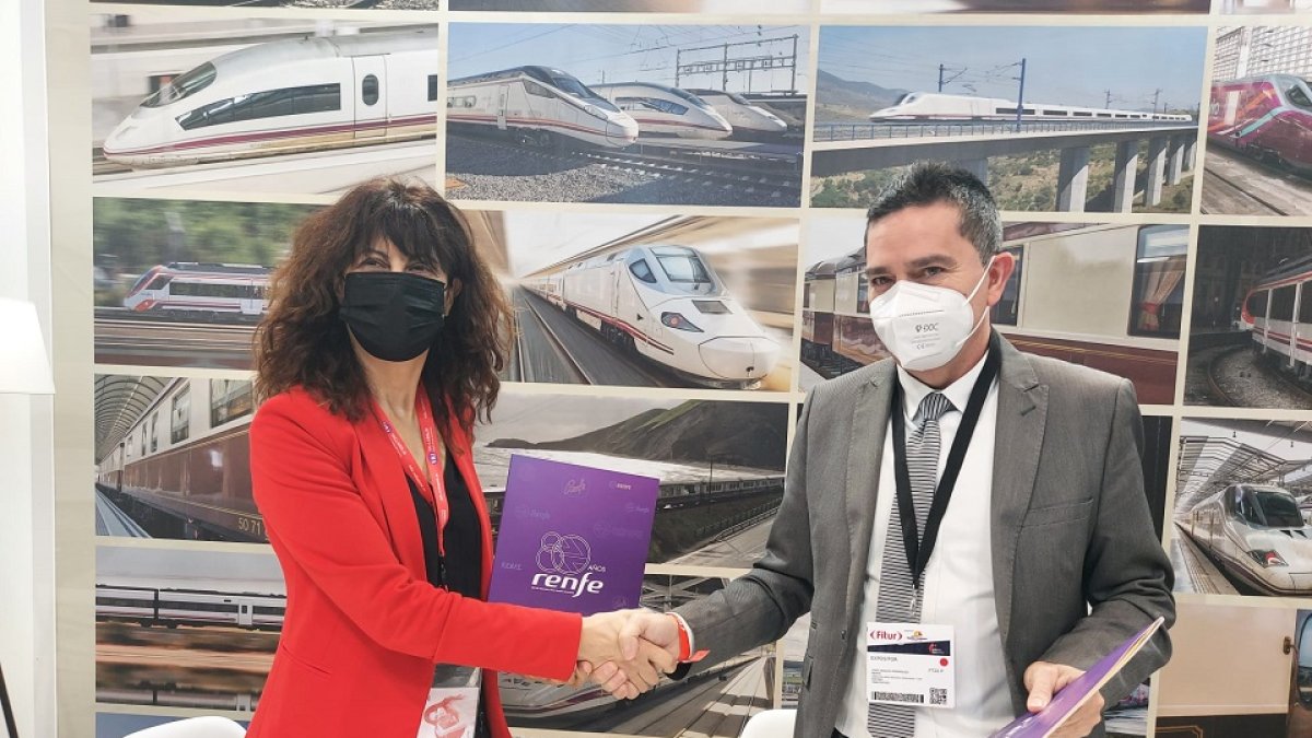 La concejala de Cultura y Turismo, Ana Redondo, y el director de área de negocio de Cercanías y otros Servicios Públicos, José Ignacio Rodríguez, firman una prórroga del acuerdo turístico para promocionar acciones turísticas y culturales que se celebren en la ciudad de Valladolid a lo largo de 2022. -ICAL
