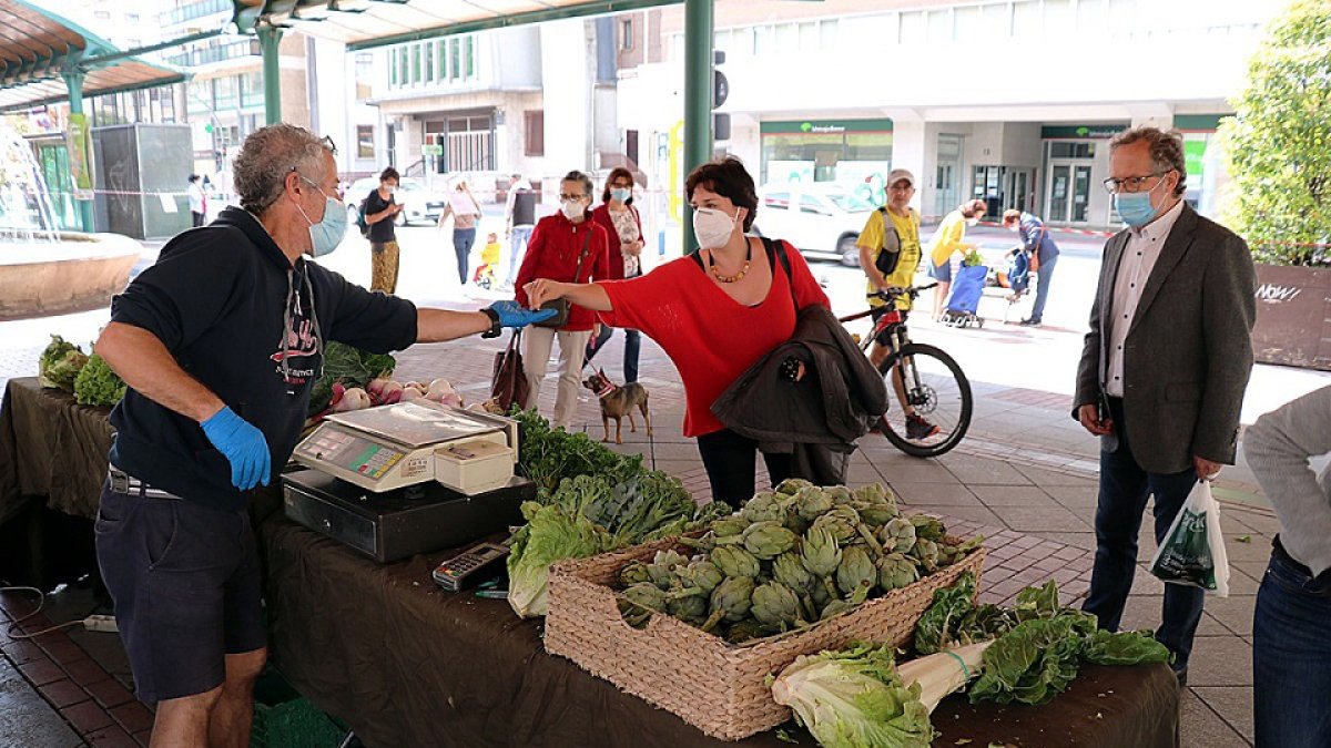 La concejala de Medio Ambiente, María Sánchez, compra en el ecomercado ecológico de la Plaza de España