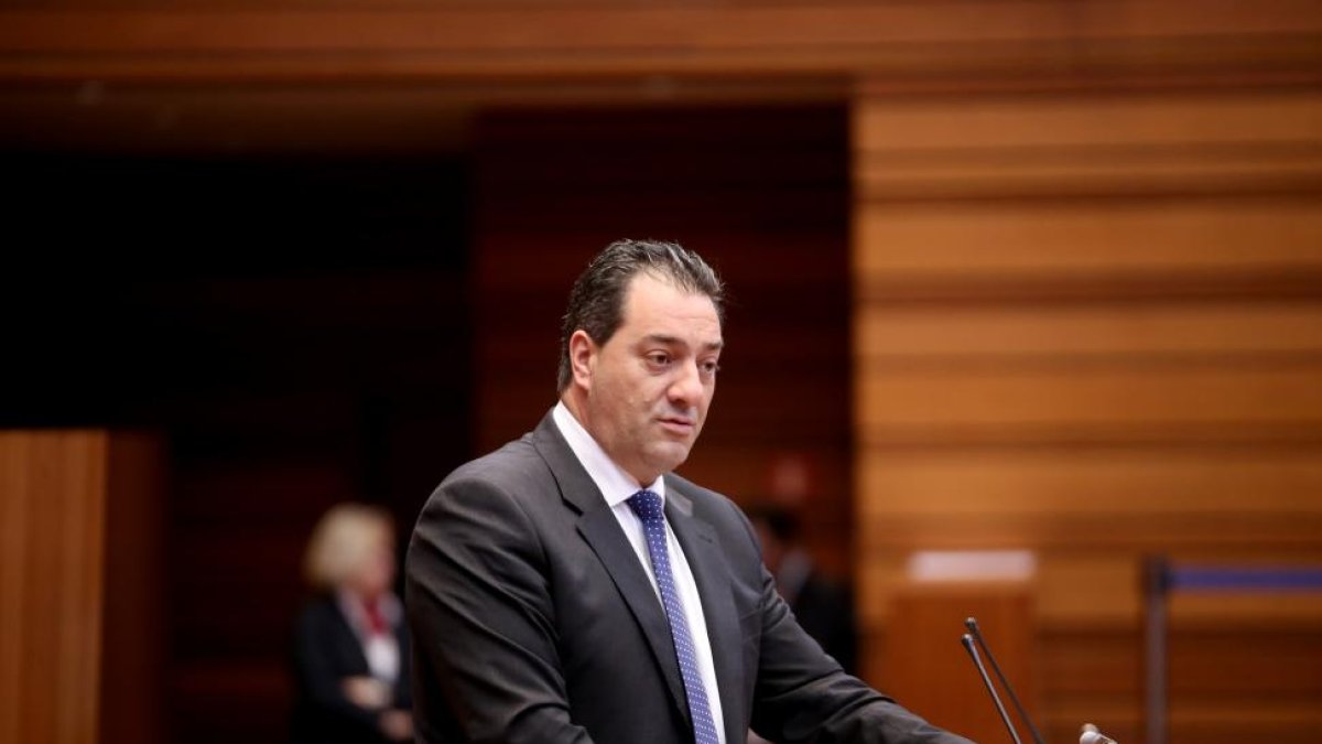 Salvador Cruz durante su intervención en el pleno de las Cortes de Castilla y León.-ICAL