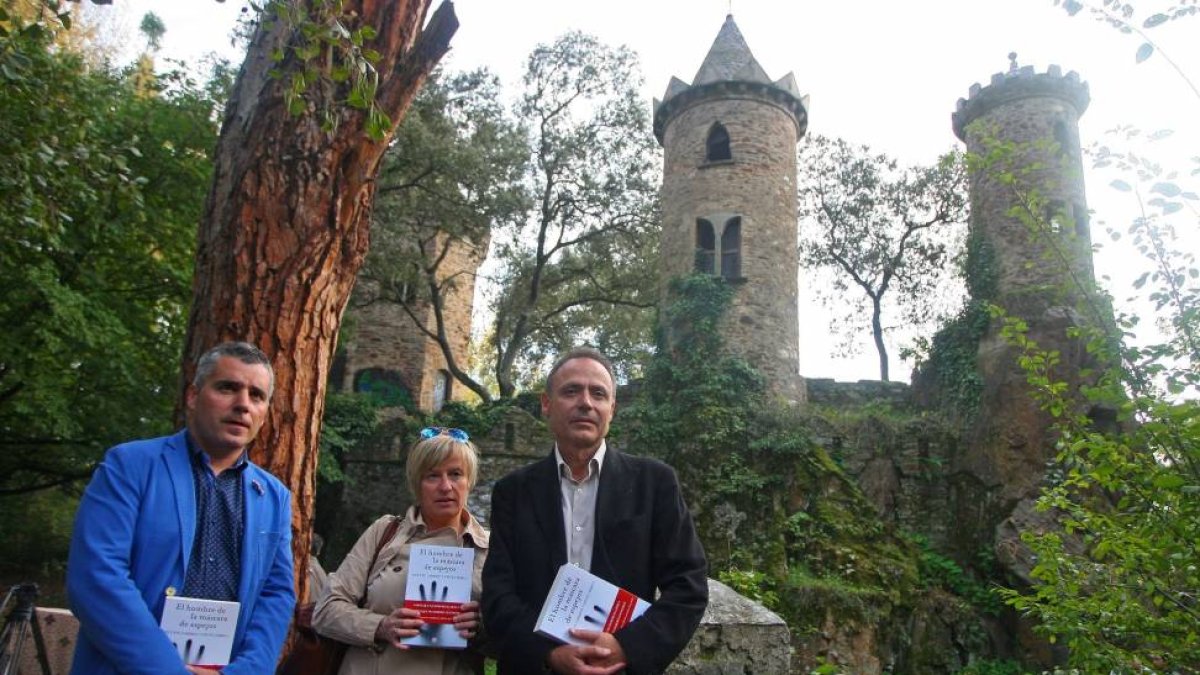 Los autores de la novela 'El Hombre de la Máscara de Espejos', Vicente Garrido (D) y Nieves Abarca, junto al concejal de Cultura del Ayuntamiento de Ponferrada, Santiago Macías (I), durante el acto de presentación en el Castillete de San Blas en Ponferrad-Ical